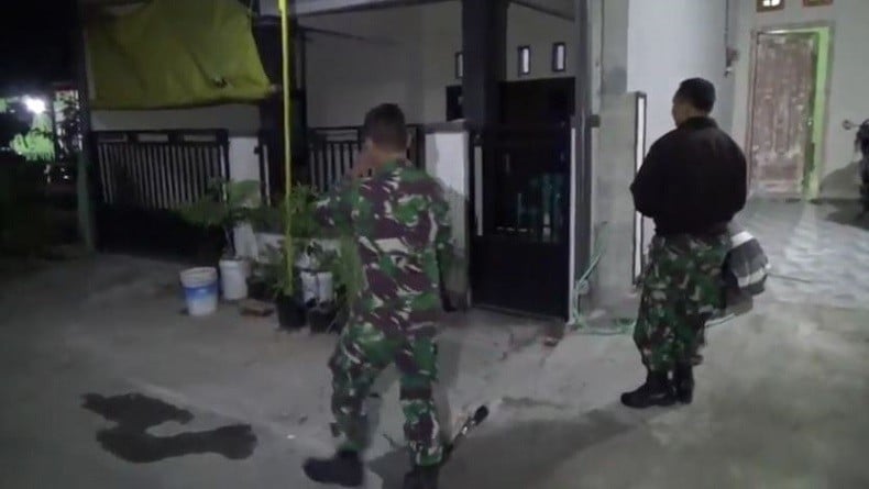 rumah-kontrakan-terduga-teroris-di-geledah-densus-88 Rumah Kontrakan Terduga Teroris di Geledah Densus 88