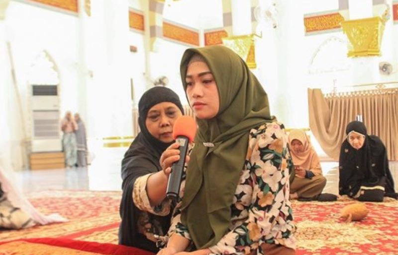 Gadis Cantik Asal Sumut Masuk Islam di Masjid Keuchik Leumiek