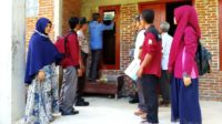 69 Rumah Penerima Bantuan PKH Dipasang Stiker Keluarga Tidak Mampu