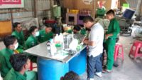 Cegah Covid-19, Siswa Magang SMK PP Bireuen Membuat Hand Sanitizer