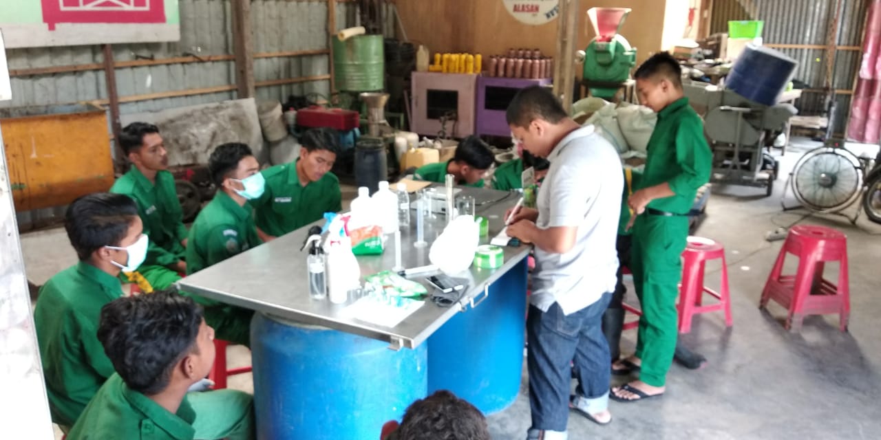 Cegah Covid-19, Siswa Magang SMK PP Bireuen Membuat Hand Sanitizer