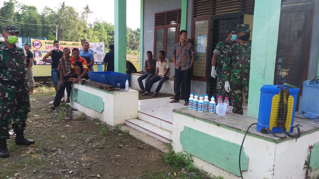 Warga Blang Kumot Baroh Lakukan Penyemprotan Desinfektan