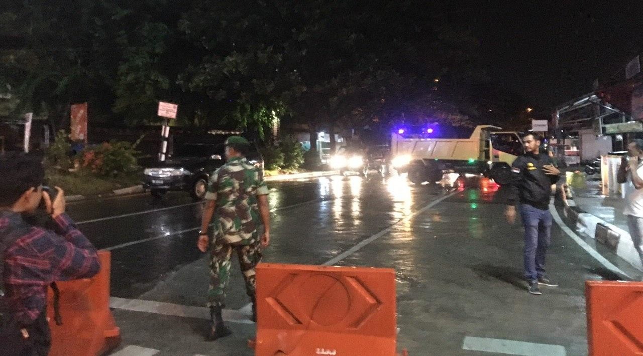 Aparat Gabungan Lakukan Lockdown Bundaran Lambaro