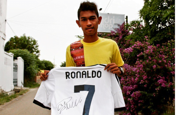 Jersey Cristiano Ronaldo yang Dilelang Martunis Terjual Rp. 180 juta, Ini Pemenangnya