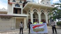 Personil KBR Gegana Sat Brimob Polda Aceh Lakukan Desinfektan Di Mesjid Limpok