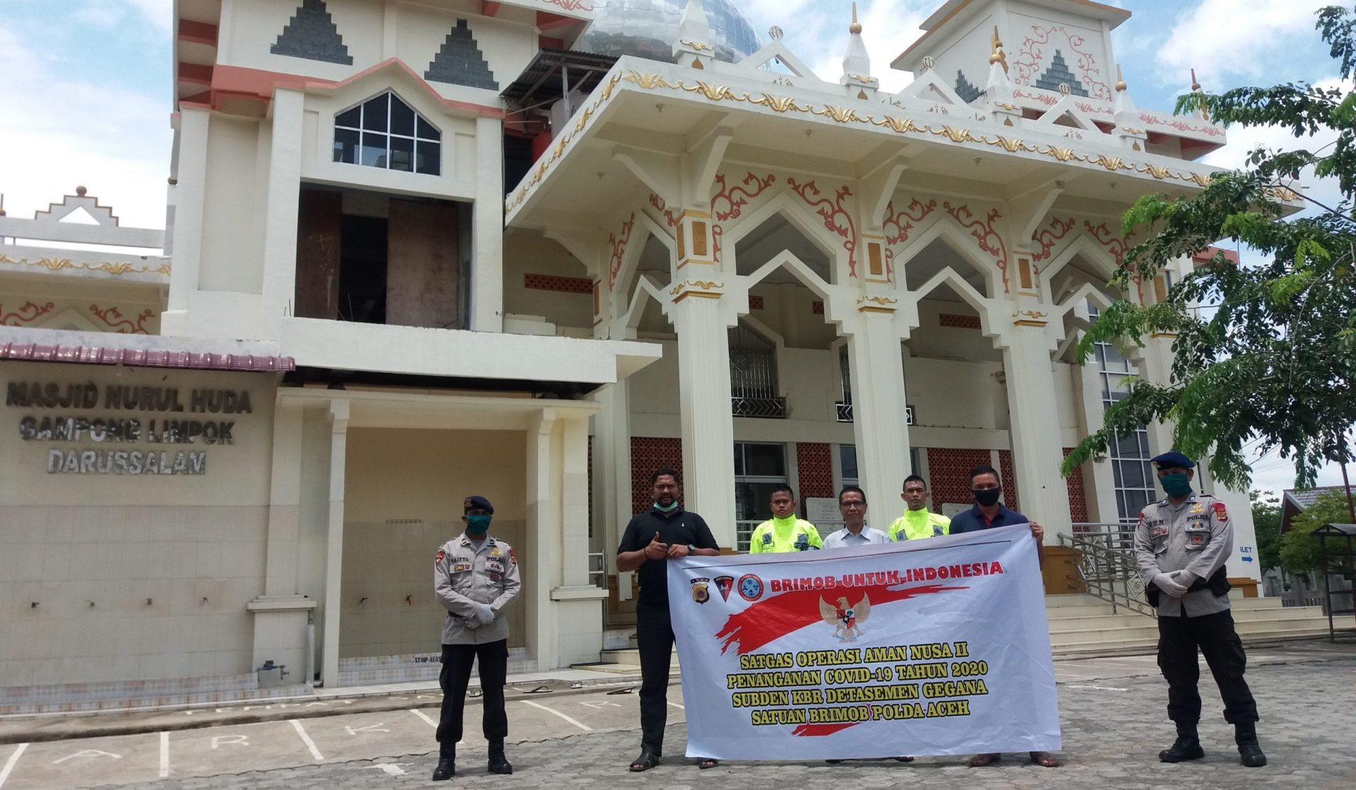 Personil KBR Gegana Sat Brimob Polda Aceh Lakukan Desinfektan Di Mesjid Limpok