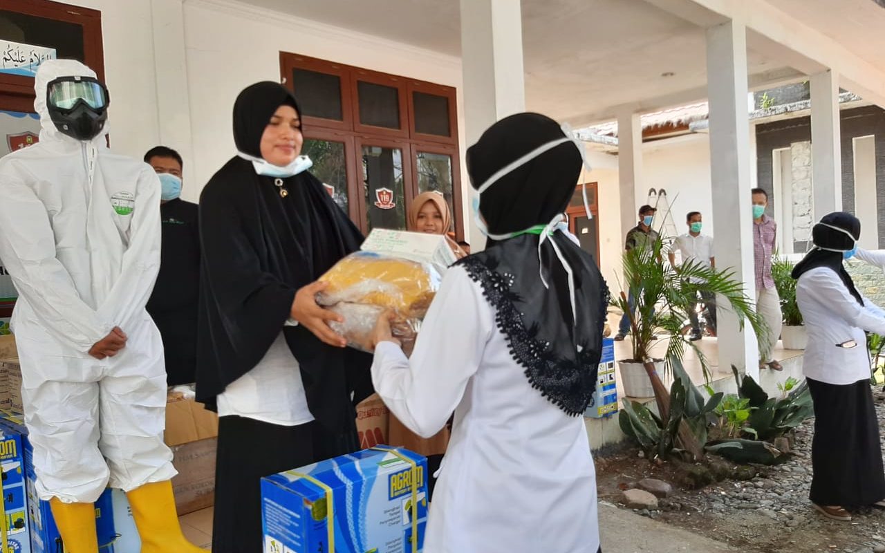 dinkes-aceh-besar-distribusi-apd Percepat Penanggulangan Covid 19, Dinkes Aceh Besar Distribusi APD dan Alat Penyemprotan Desinfektan ke Puskesmas