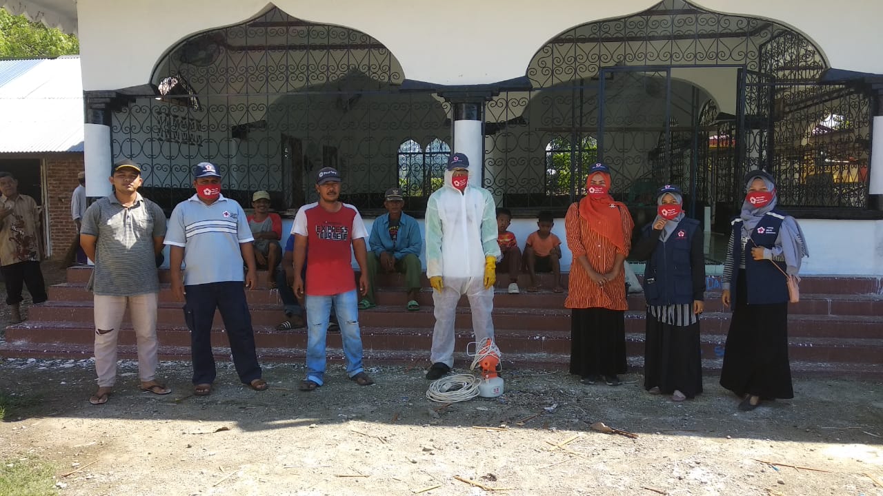 Cegah Covid-19, Keuchik Gampong Lam Trieng Kerjasama Dengan PMI Aceh Besar Lakukan Desinfektan