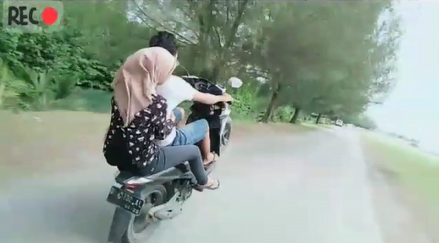 Keterangan; remaja melakukan jumping motor di kawasan Alunaga, Banda Aceh.