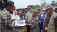 Bupati Aceh Timur Bantu Korban Kebakaran Sungai Raya