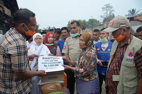 Bupati Aceh Timur Bantu Korban Kebakaran Sungai Raya