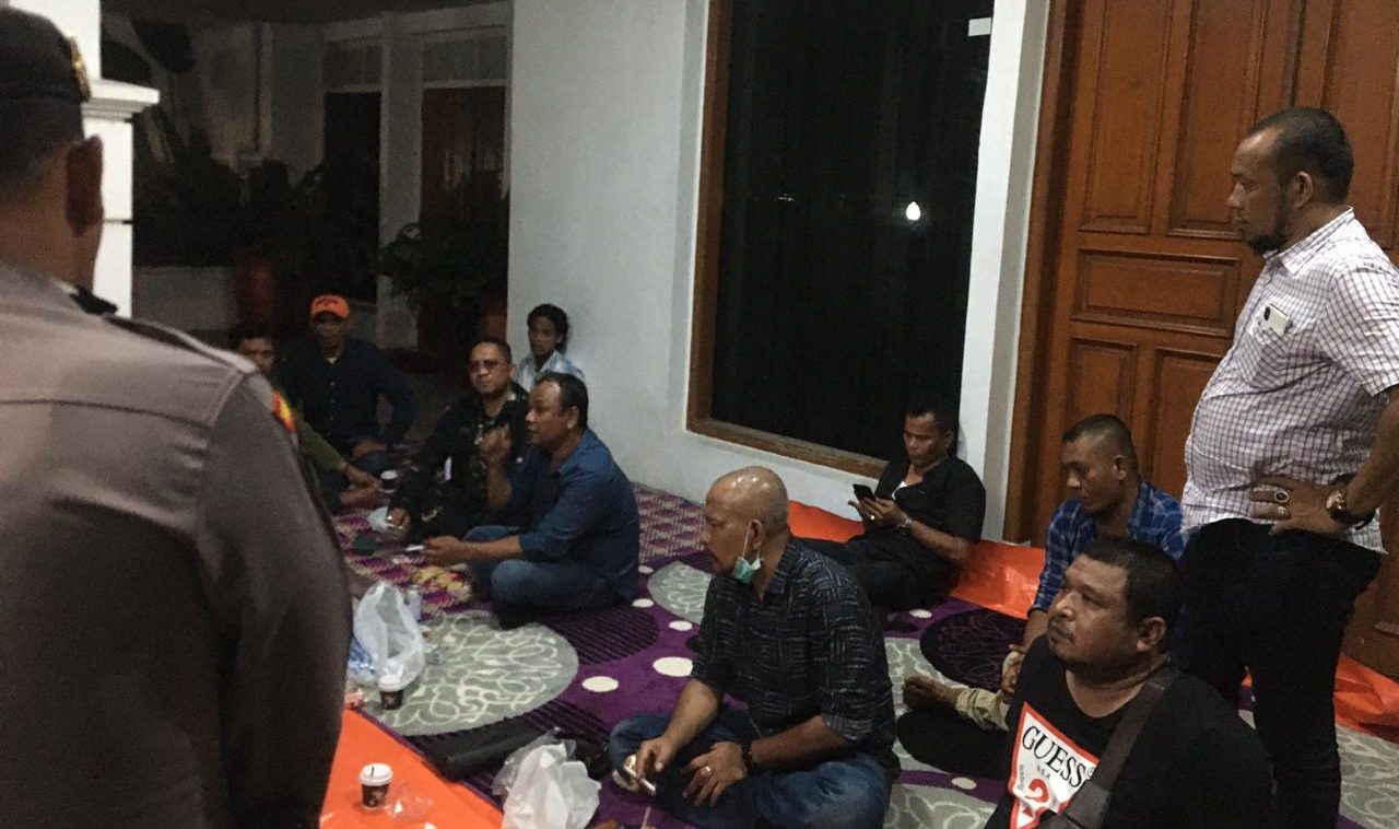 Kedatangan Ketua Tim Pemenangan Tak Kunjung Ditemui Nova, Tiyong cs Bermalam Di Teras Pendopo Wagub