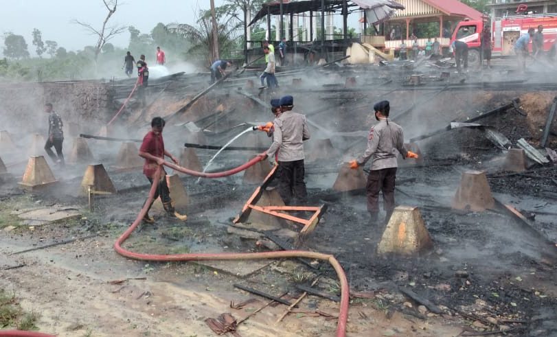 16 Rangkang Ponpes Syaikhuna Trumon Timur Terbakar