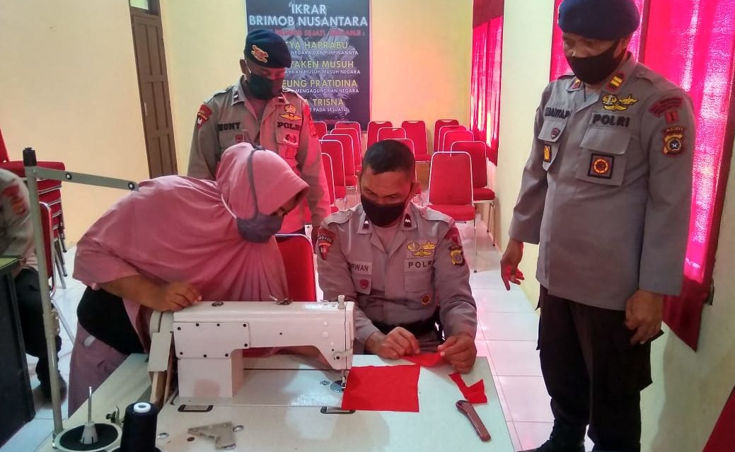 Cegah Covid-19, Para Ibu Bhayangkari Buat Masker Bagikan Kemasyarakat