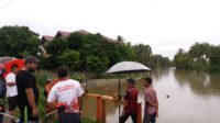 Antisipasi Banjir, Arfiansyah Pantau Pintu Irigasi Desa Limpok Darussalam