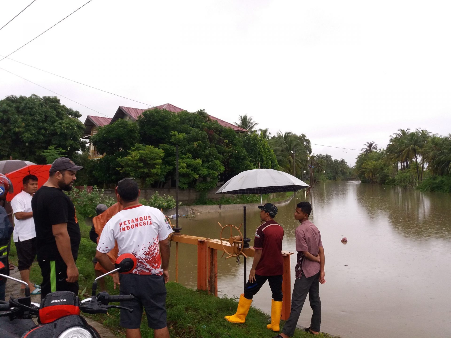 Antisipasi Banjir, Arfiansyah Pantau Pintu Irigasi Desa Limpok Darussalam