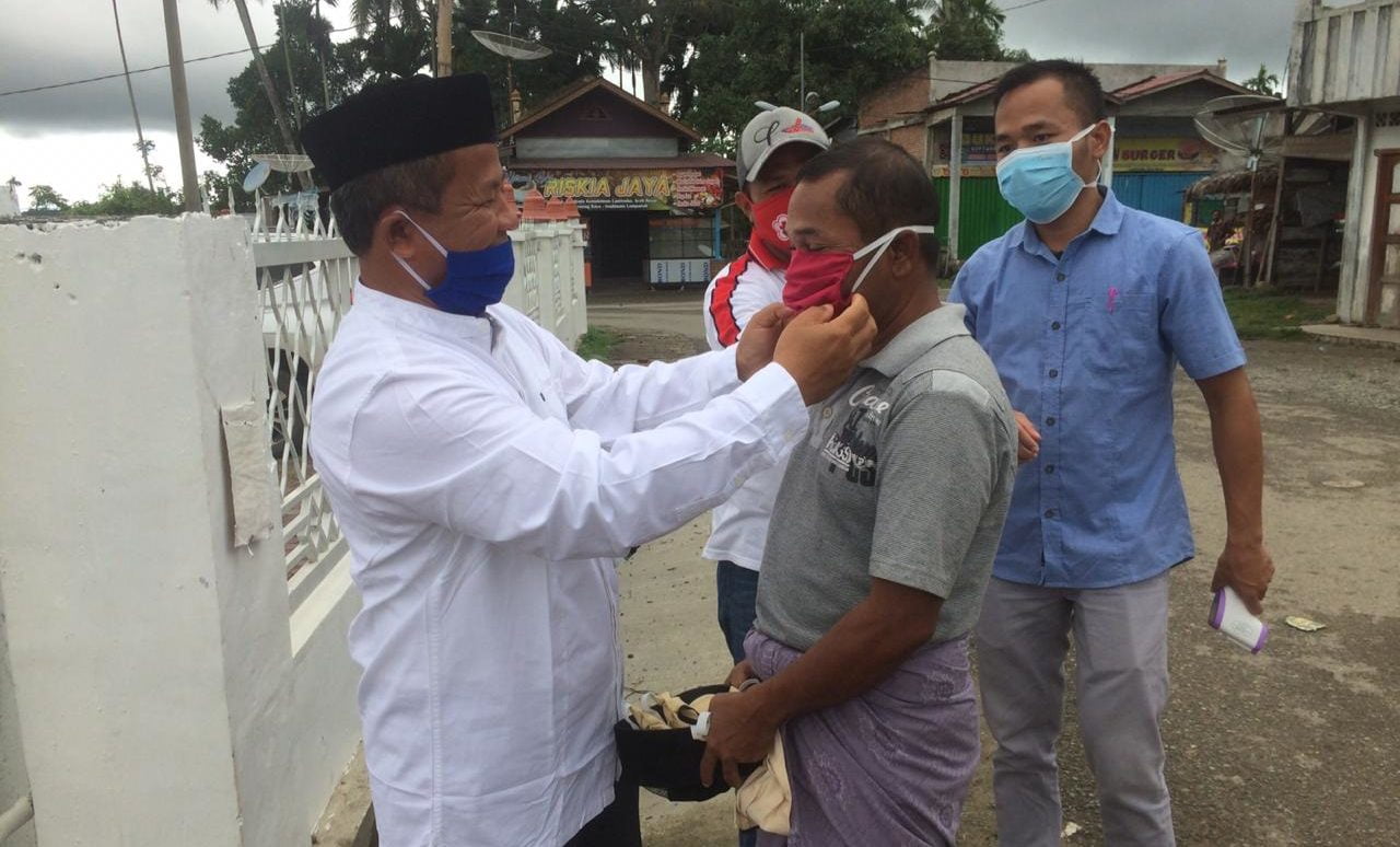Mustafa Bagikan Masker Kepada Jamaah Mesjid Bersama PMI Aceh Besar