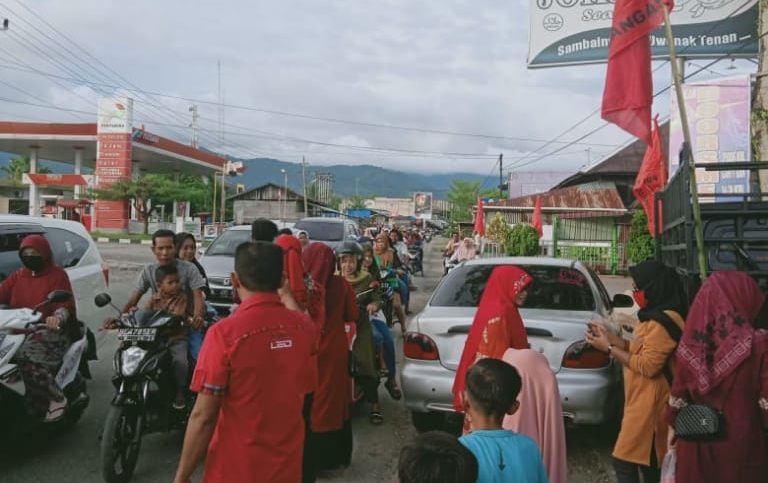 Berbagi Di Bulan Ramadhan, DPAC PDI Perjuangan Susoh Bagi Takjil