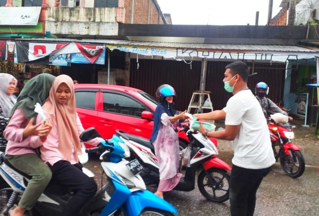 Guna Menghadapi Covid-19 Jelang Idul Fitri, Rakan Rafli Kande Bagikan 2000 Masker Gratis