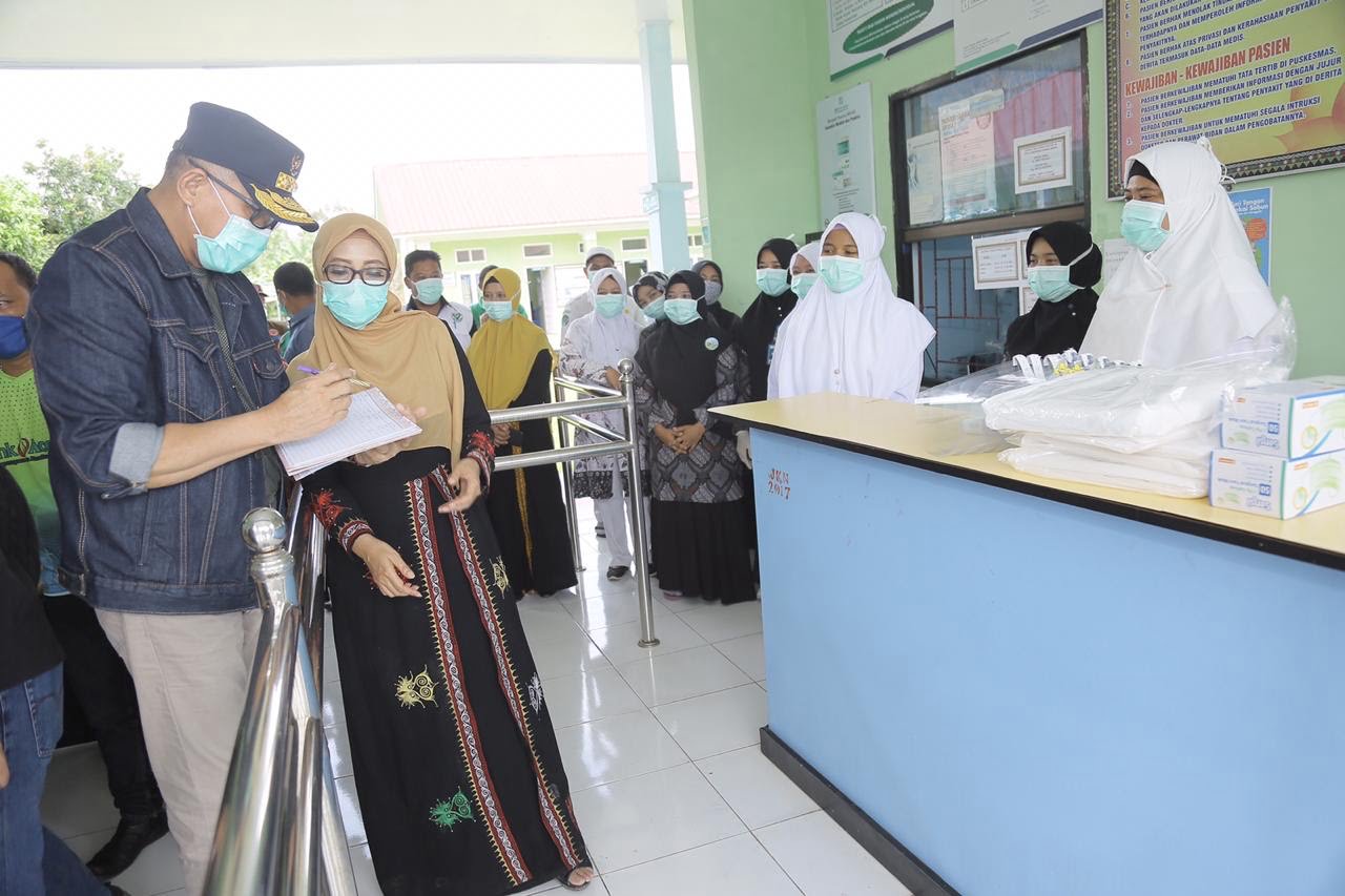 Plt Gubernur Nova Salurkan Bantuan APD untuk Rumah Sakit Rujukan Covid-19