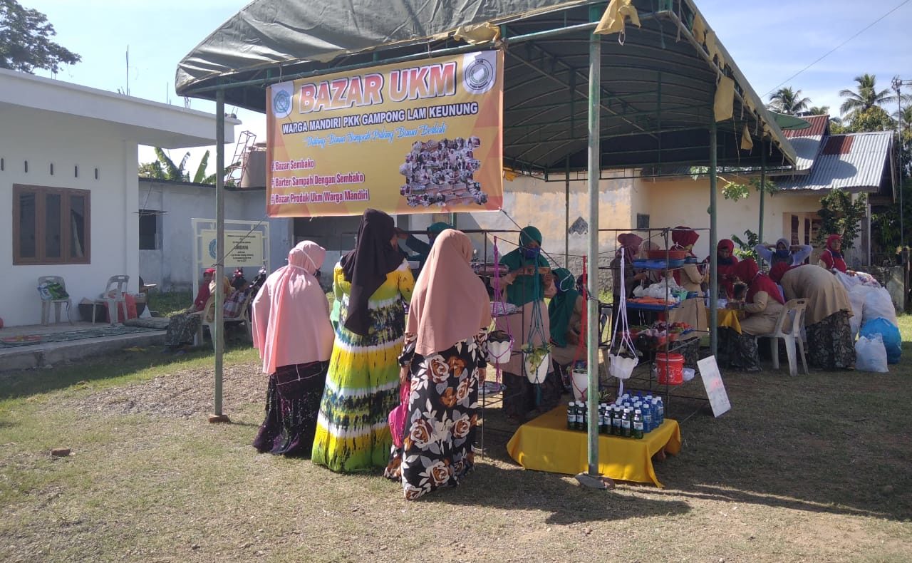 Kelompok PKK Gampong Lamkeunung Adakan Bazar UKM