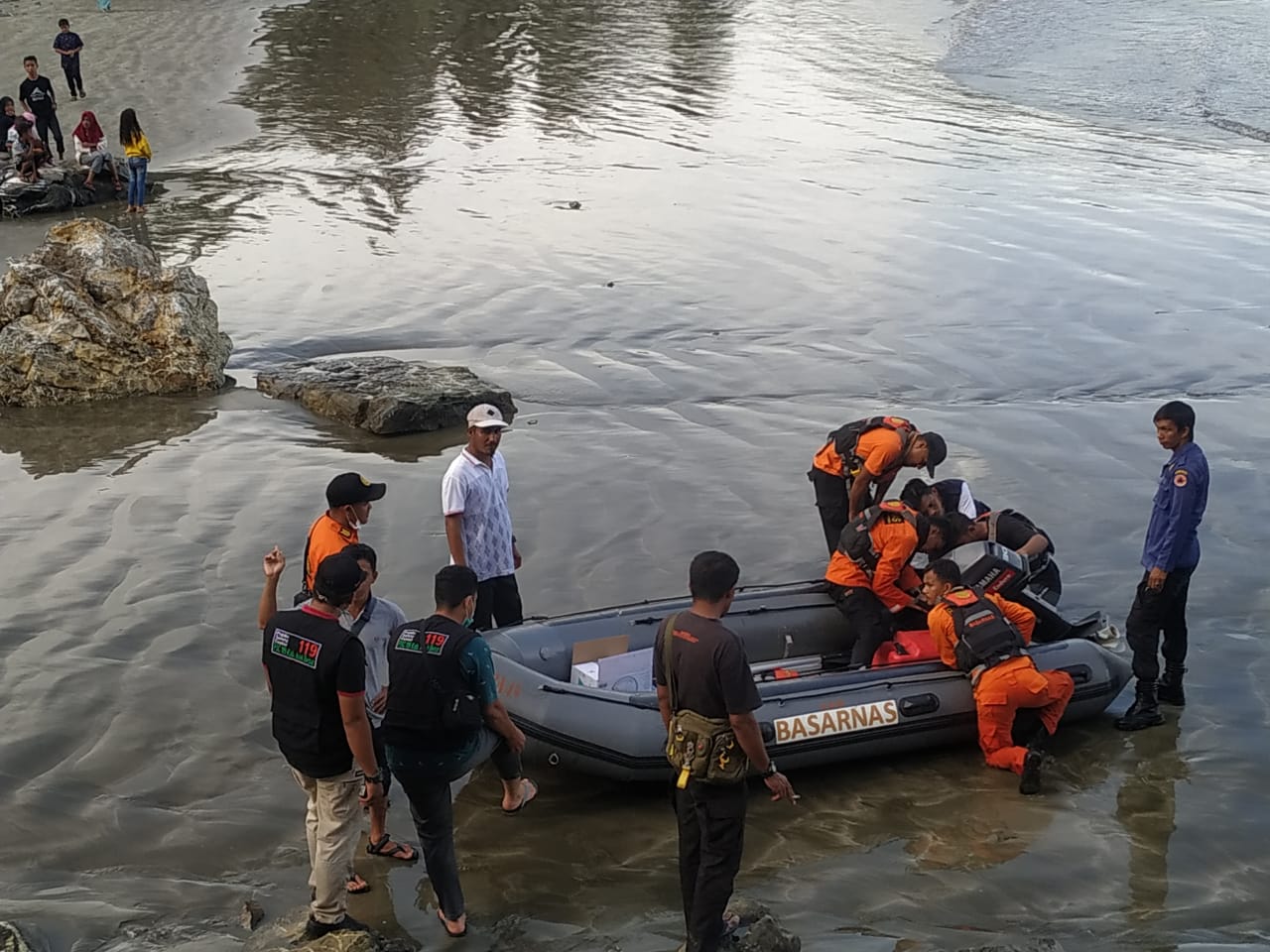 Ansari bersama tim SAR ikut mencari korban terseret arus