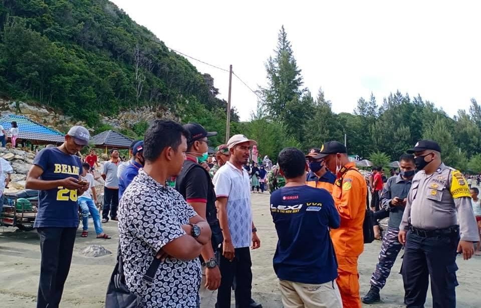 Anggota DPRA Komisi V Bersama Tim SAR Mencari Korban Tenggelam Di Pantai Riting
