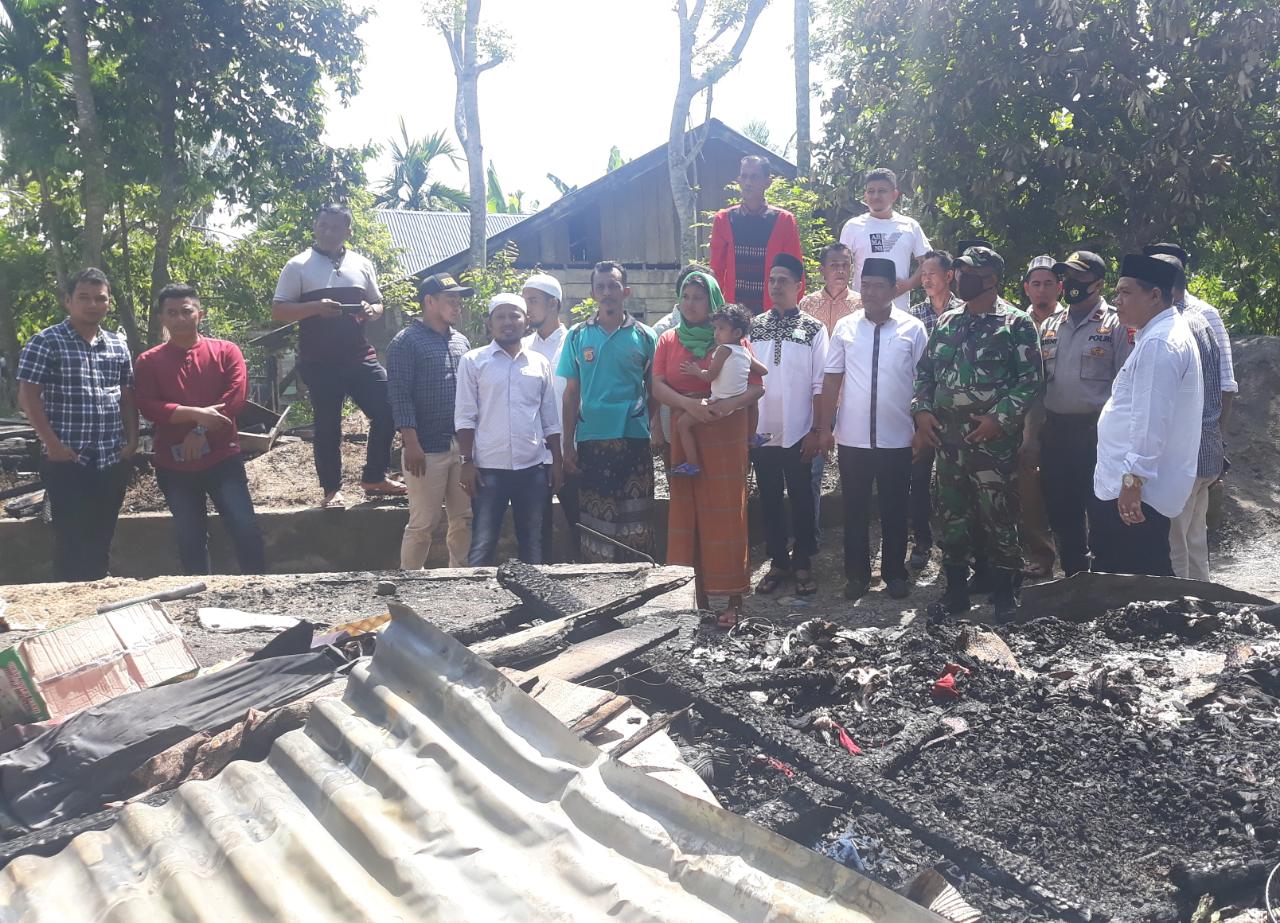 Relawan Muda Partai Aceh Kunjungi rumah Korban Kebakaran Di Laweung