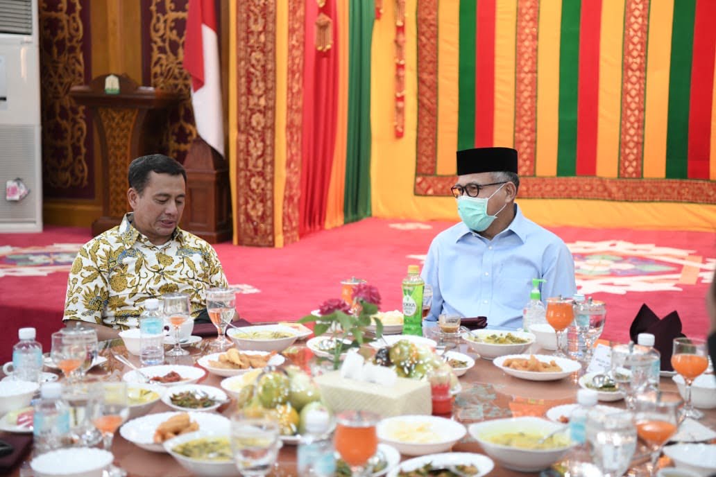 Plt Gubernur Jamu Makan Siang Mantan Wakasad