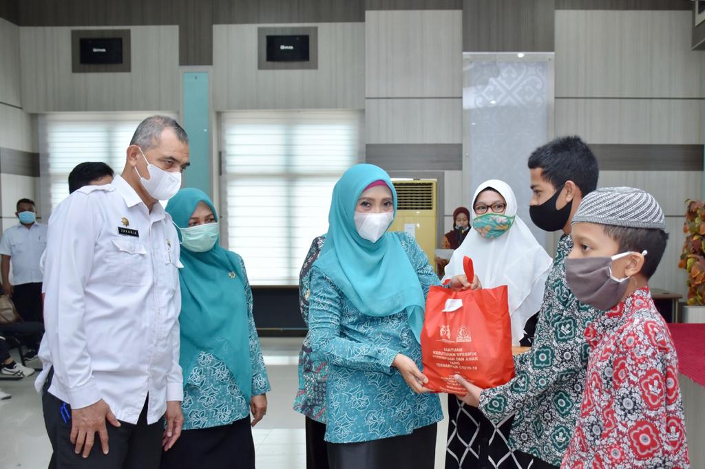 Perempuan dan Anak Dampak Covid-19 di Sabang Terima Bantuan Kebutuhan Spesifik
