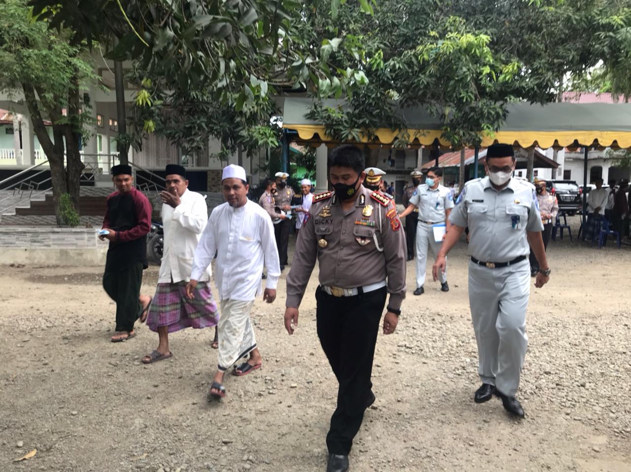 WhatsApp Image 2021-05-24 at 20.05.00 dirlantas-polda-aceh-serahkan-santunan-kepada-keluarga-alm-waled-ibrahim