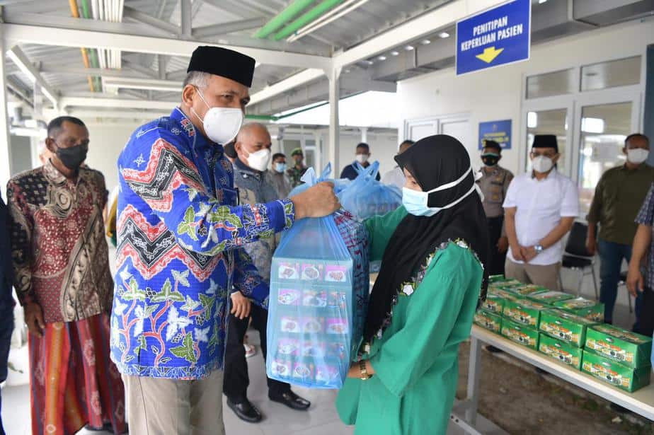 IMG-20210720-WA0026 Hari Pertama Idul Adha, Gubernur Berbagi Bingkisan Hari Raya untuk Nakes