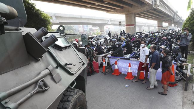 riuh-adu-klakson-di-titik-penyekatan-ppkm-darurat-kalimalang-1_169 Aturan Lengkap PPKM Level 4 Setelah Ubah Nama dari Darurat