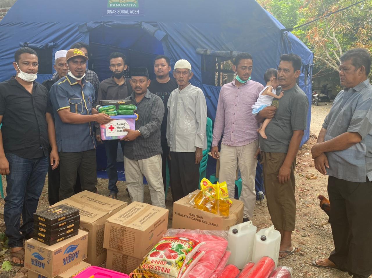 Ansari Serahkan Bantuan Korban Kebakaran Kecamatan Darul Kamal