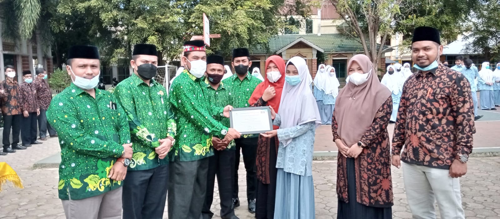 PW Pergunu Aceh memberikan penghargaan kepada Rifka Khairuna sebagai Duta Moderasi Beragama Nasional Tahun 2021