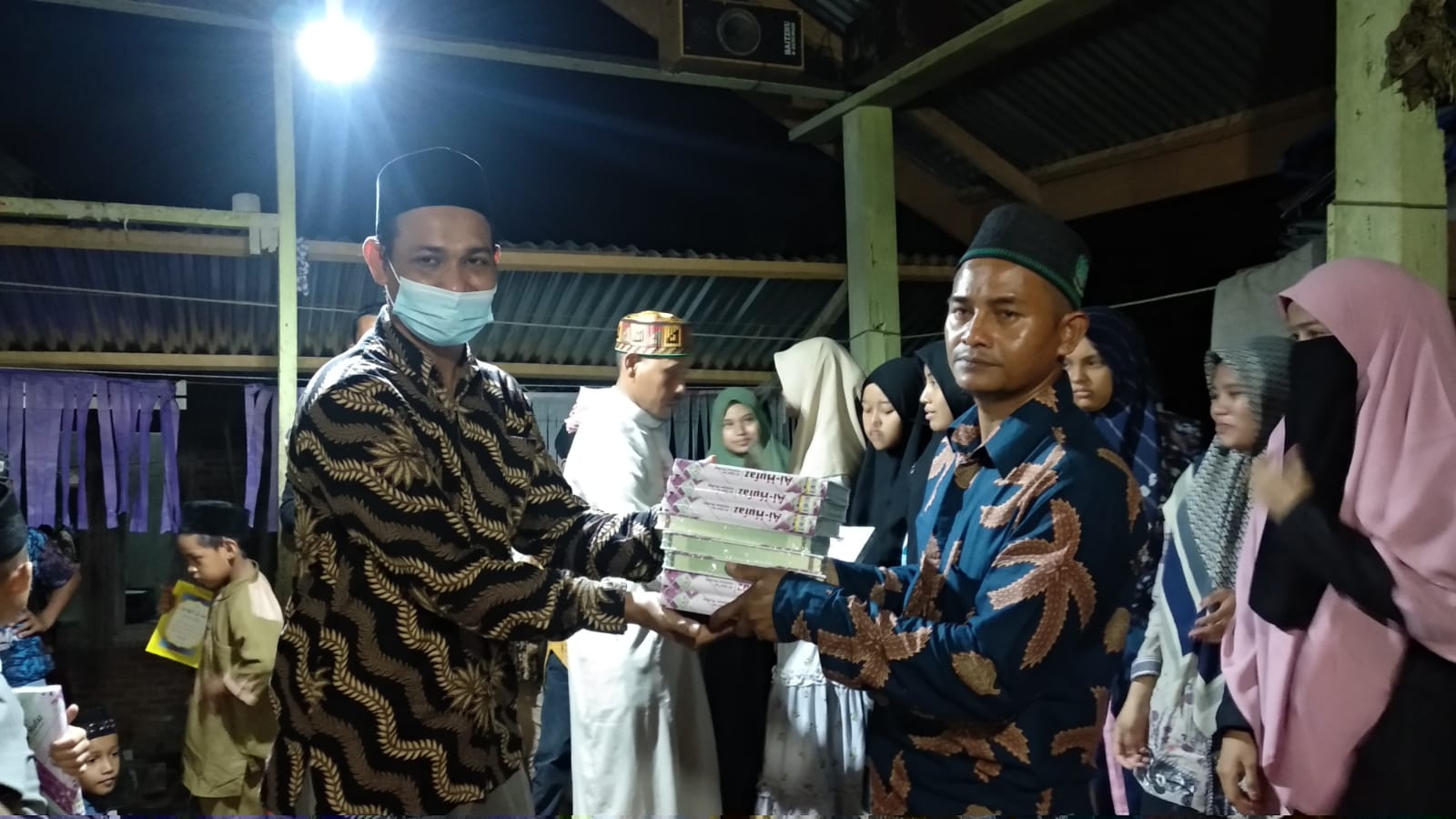 WhatsApp Image 2021-09-02 at 22.02.56 Pimpinan Istana Tahfiz Qur'an Yatim- Piatu dan miskin Aceh Serahkan Wakaf Al-Qur'an