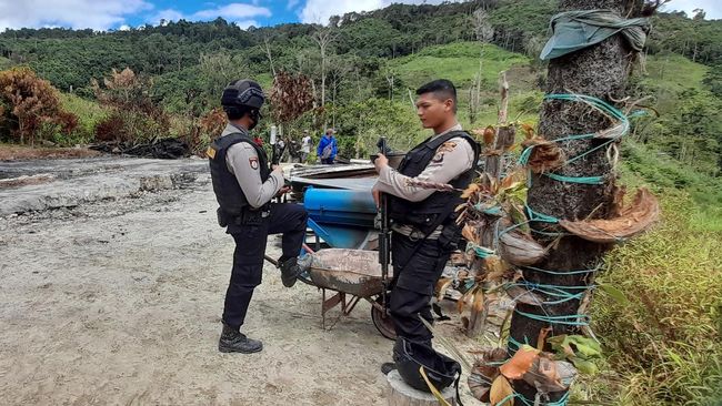 pengamanan-pasca-penyerangan-kelompok-mit-di-sigi-1_169 Ali Kalora Tewas, Polisi Sita Senpi M16 hingga Bom