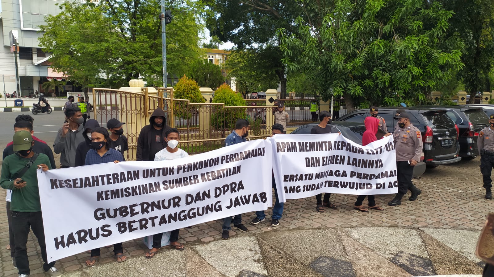 APAM Demo di Gedung DPRA
