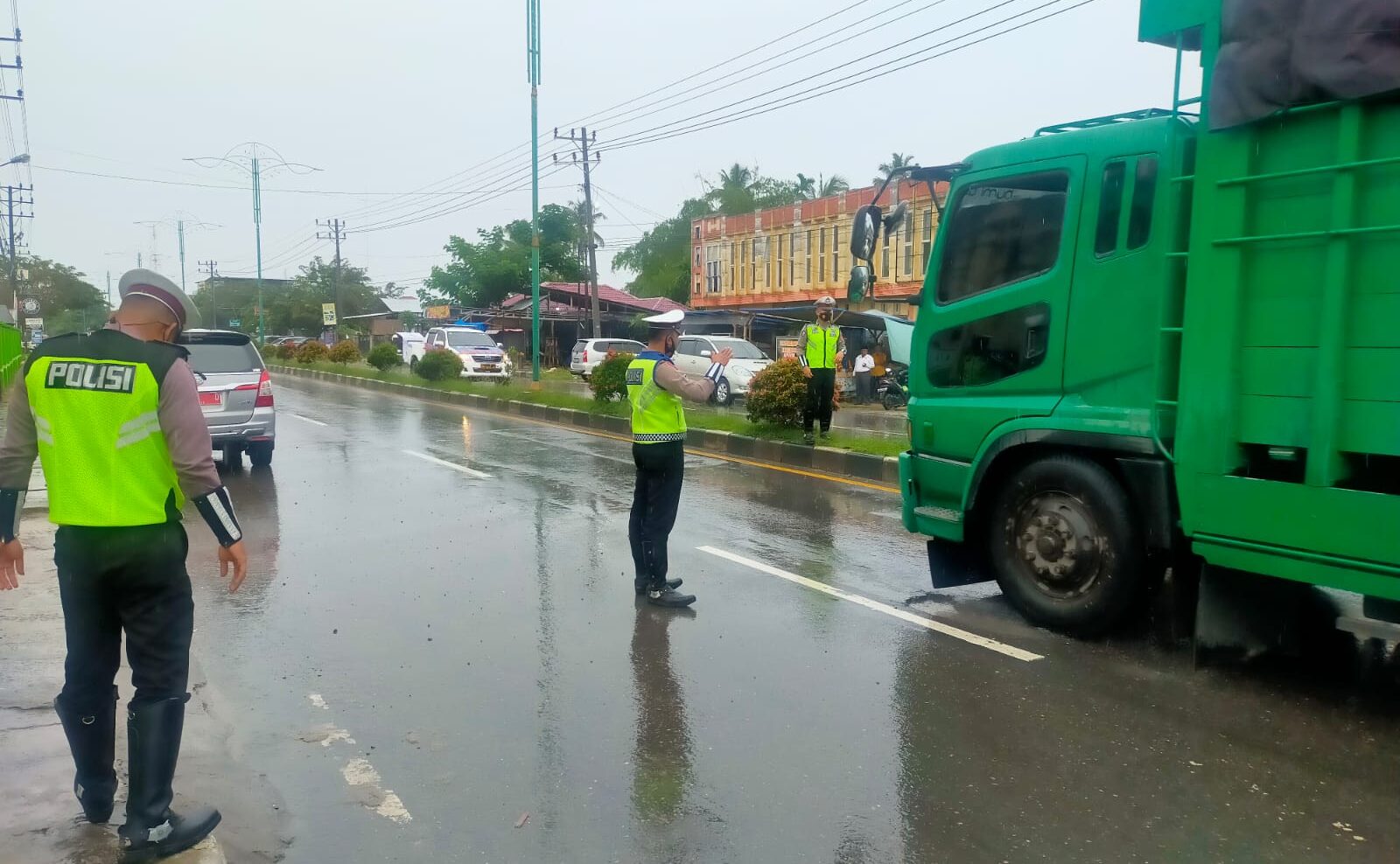 WhatsApp Image 2021-11-28 at 13.51.39 Antisipasi Banjir dan Longsor, Personel Lalu Lintas Siaga