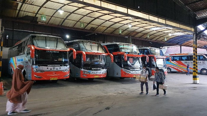 armada-bus-po-rosalia-indah-di-kantor-pusat-palur-karanganyar-5_169 Tiap Hari Kerja Keras Bagai Kuda, Seperti Apa Perawatan Bus AKAP?