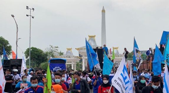 buruh-jatim-geruduk-dprd-demo-aturan-baru-jht_169 Buruh Teriak Minta KPK dan DPR Turun Tangan Usut JHT