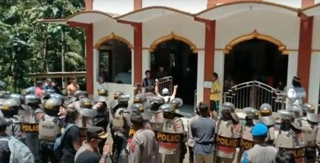 Detik-detik Polisi Kepung Warga Wadas Doa Bersama di Masjid