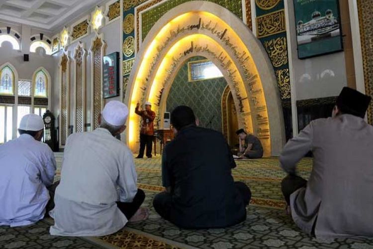 ulama-ceramah-di-masjid-5b0f5e063acd7