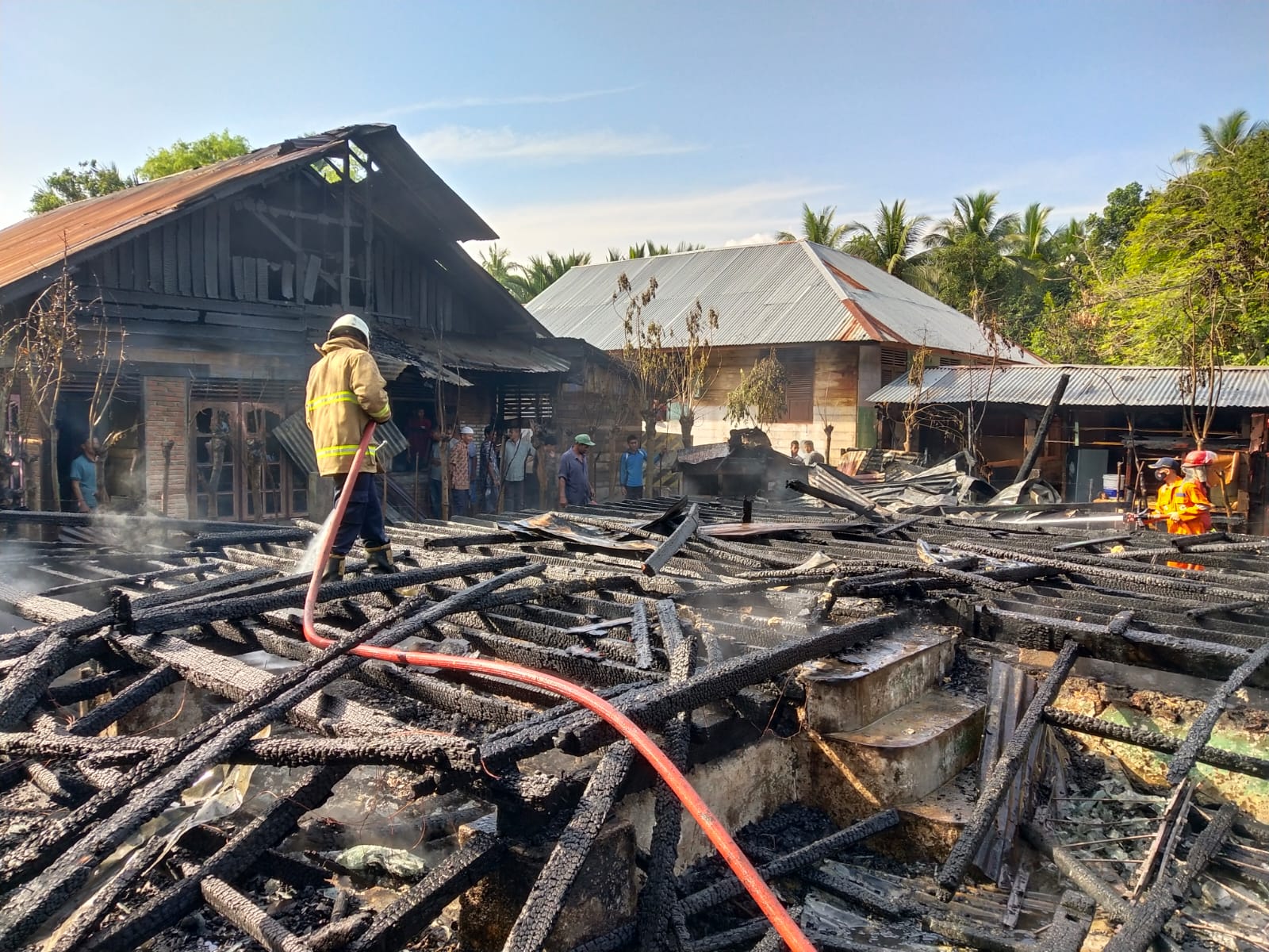 Dua Rumah Warga Lampeuneuen Dilalap Sijago Merah