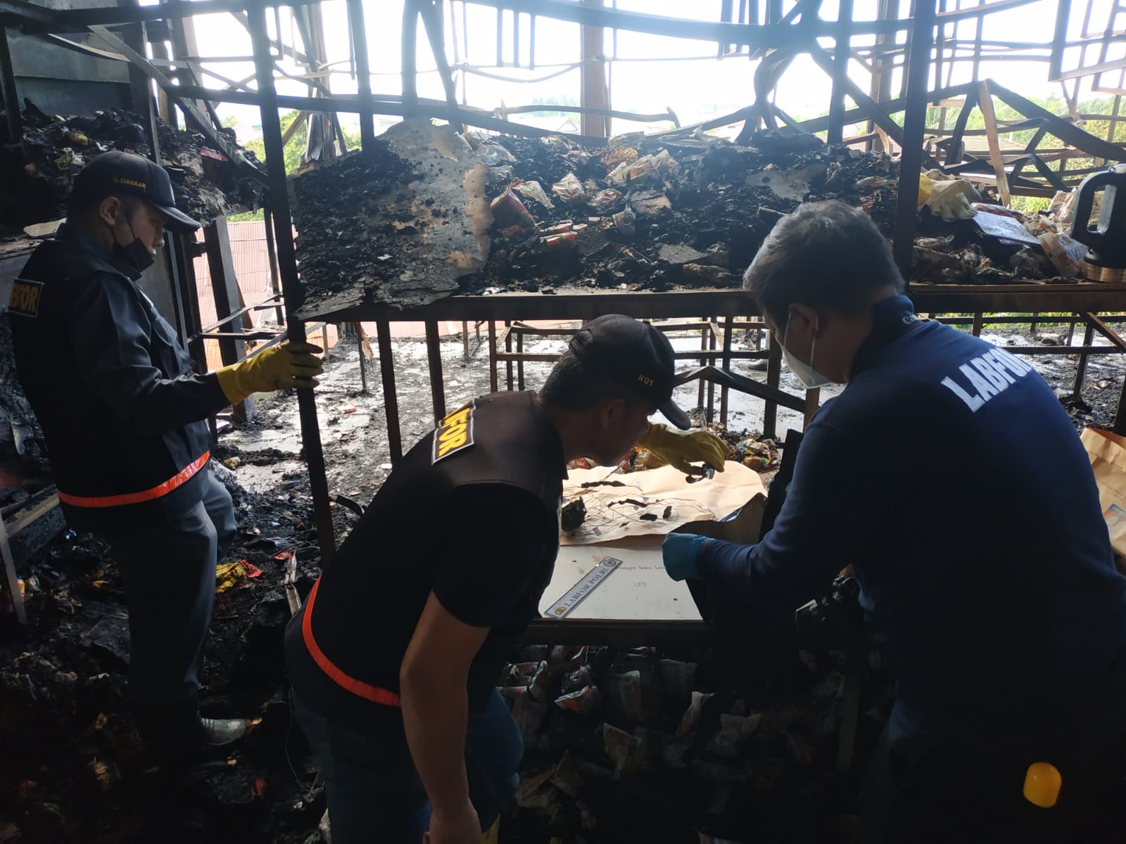 Olah TKP Kebakaran Suzuya Selesai, Tim Labfor Bawa Sample Barang Bukti
