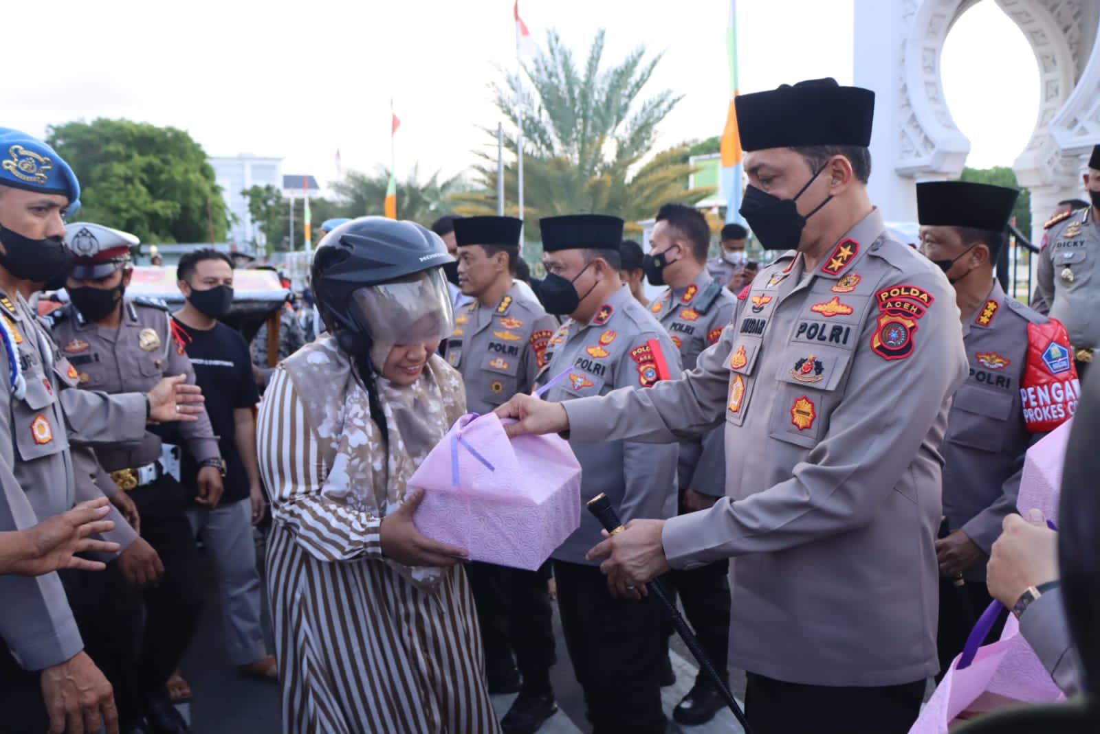 Irjen Ahmad Haydar Turun Langsung Bagikan Takjil untuk Masyarakat