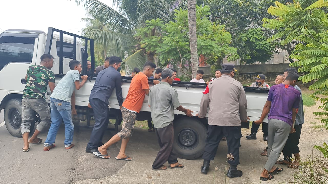 Truk Patah As di Tengah Jalan, Kapolres Turun Tangan