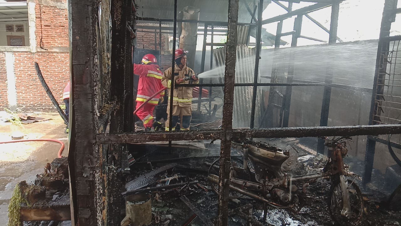 Gudang Kayu Bekas Ludes Terbakar di Aceh Besar
