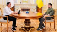 presiden-jokowi-dan-presiden-ukraina-volodymyr-zelensky-laily-rachev-biro-pers-sekretariat-presiden-2_169 5 Poin Isi Pertemuan Empat Mata Jokowi dengan Zelensky di Istana Ukraina