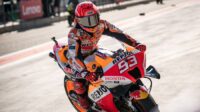 Saat Sarung Tangan Marquez Kesangkut di Motor, Untung Nggak Celaka!